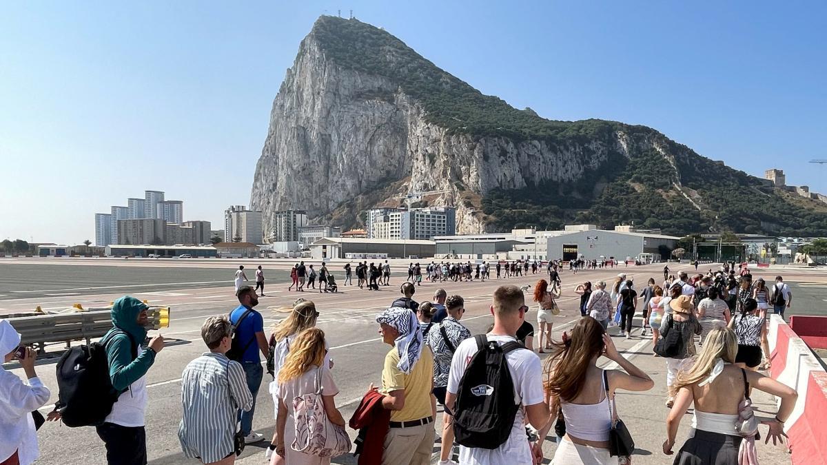 España y el Reino Unido firman el acuerdo que elimina la verja de Gibraltar