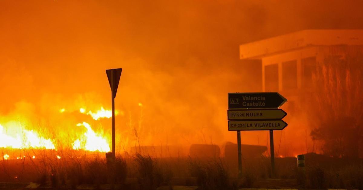Más de 16.000 evacuados por el incendio de Castellón mientras el fuego de Madrid sigue sin control