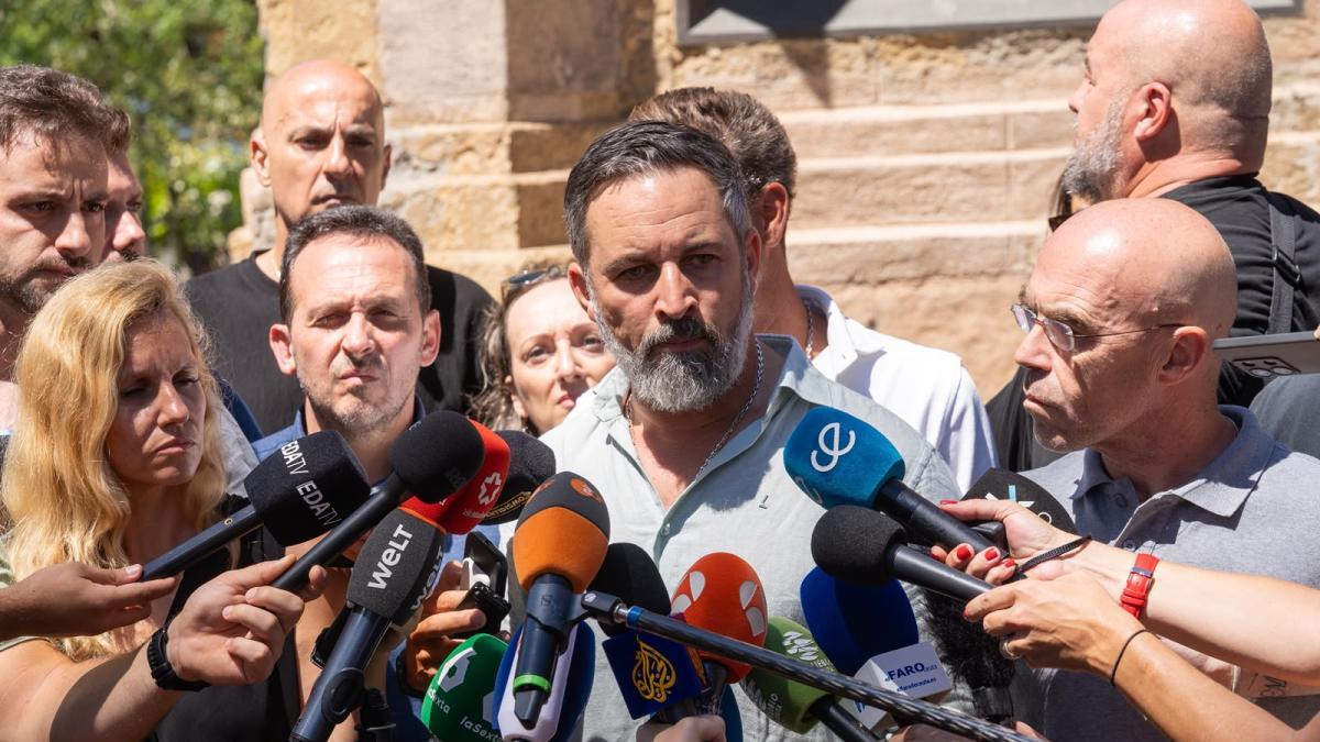 Abascal visita Ceuta y exige militarizar la frontera tras la entrada masiva de migrantes