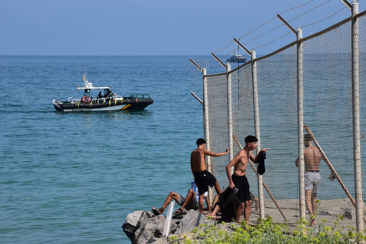 Frontex y Europol vigilan las redes ante el rumor de una nueva entrada masiva en Ceuta el 15 de agosto