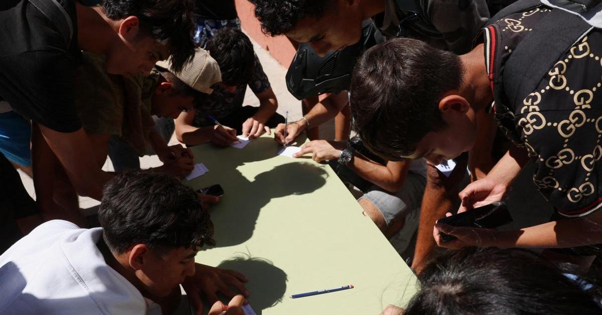 El Gobierno contabiliza 1.342 menores migrantes en Ceuta tras la última oleada