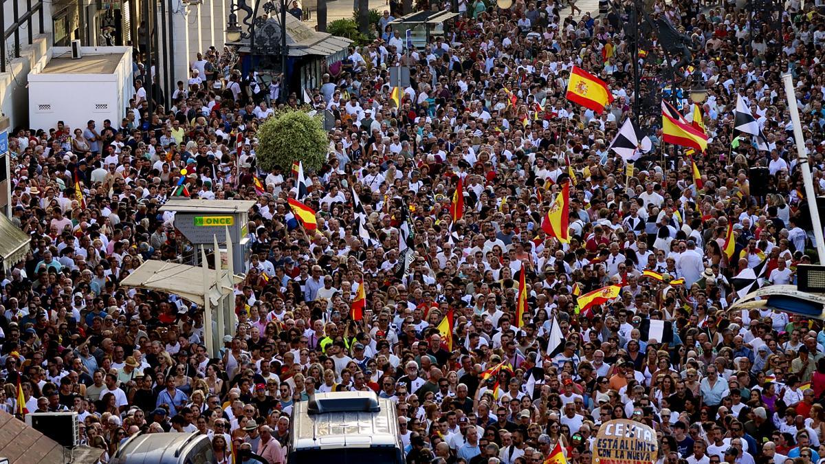 Miles de ceutíes exigen al Gobierno una respuesta a la crisis migratoria