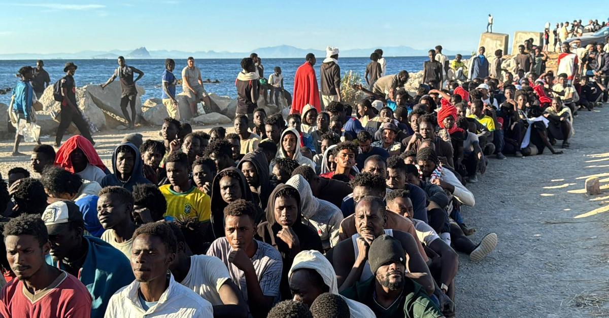 El Gobierno estudia repartir entre comunidades a los menores llegados a Ceuta
