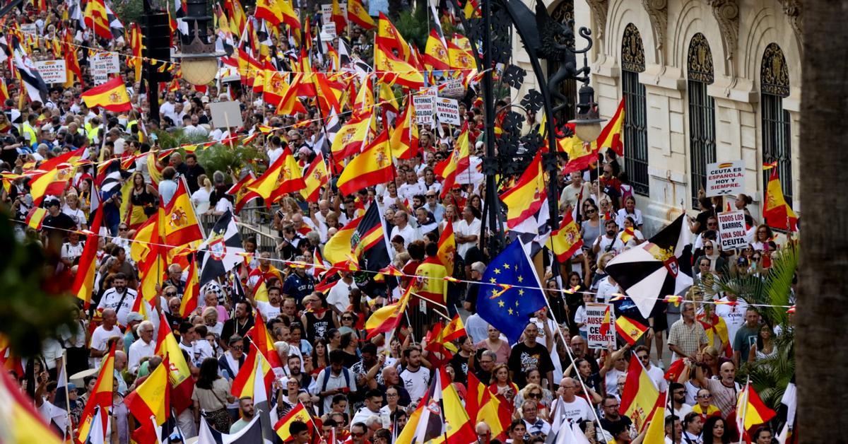Veinte mil personas llenan las calles de Ceuta un mes después de la crisis migratoria