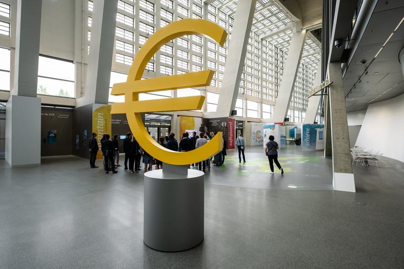 El BCE sube los tipos al 2,5% tras dispararse el petróleo por encima de los 100 dólares