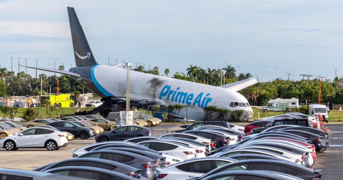 Un avió de càrrega d'Amazon surt de la pista a Miami i deixa almenys cinc morts