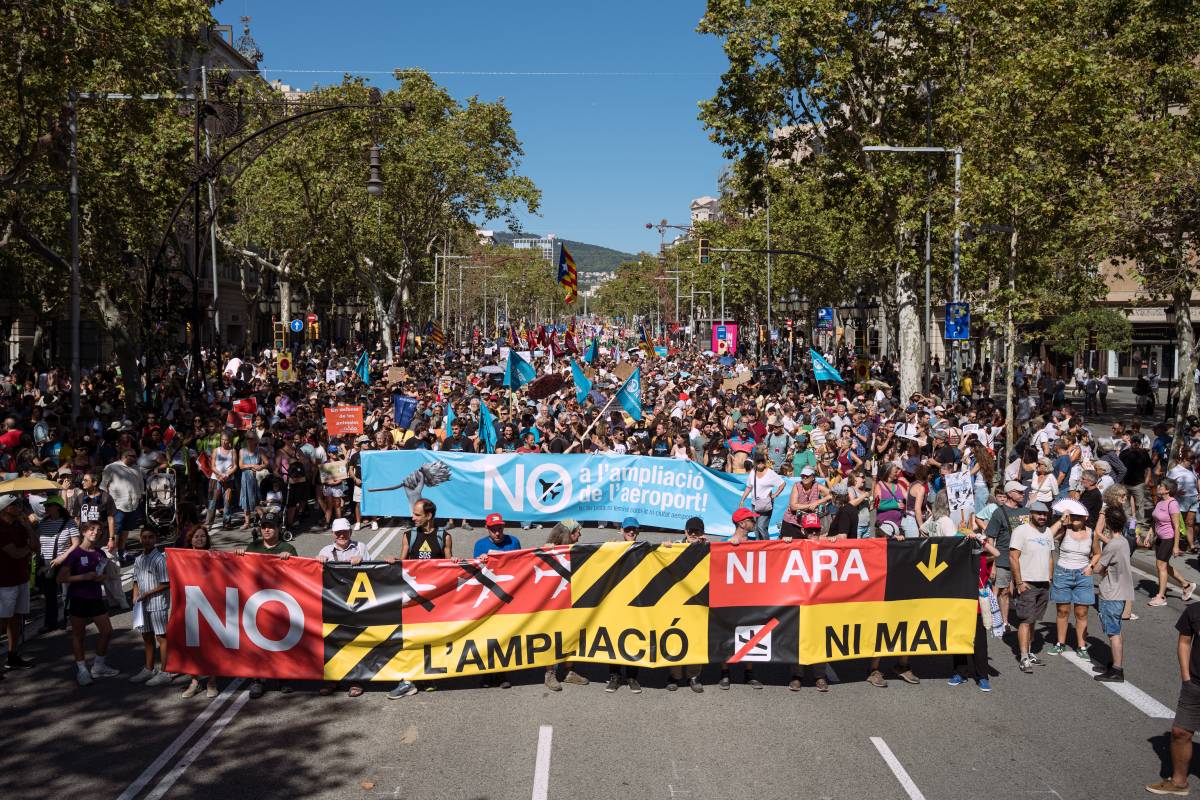 Miles de personas rechazan en Barcelona la ampliación del aeropuerto del Prat