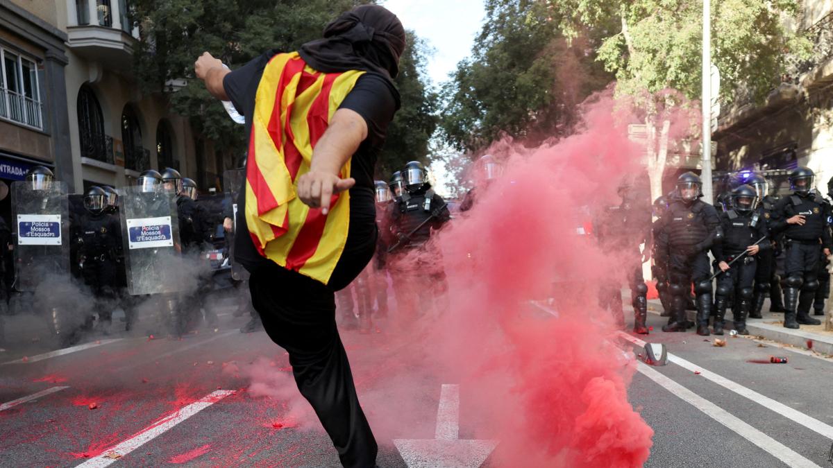 Divuit detinguts, deu d'ells menors, arran dels disturbis antifeixistes a Barcelona