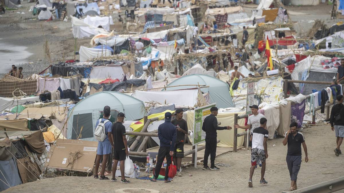 La Audiencia Nacional frena los campamentos de Sánchez para migrantes y abre una nueva batalla con el Gobierno