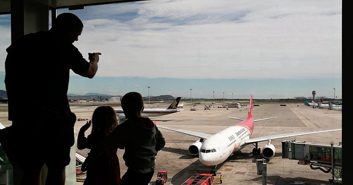 Barcelona dice 'no' a su propio aeropuerto: diez mil personas marchan contra la ampliación