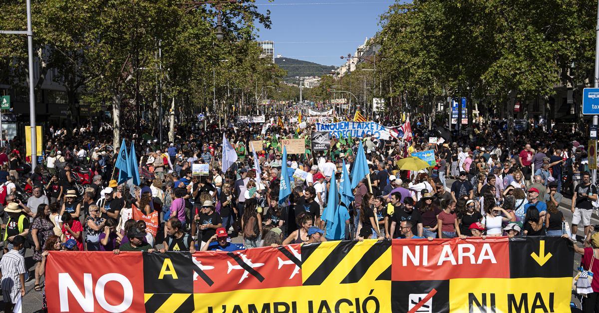 Miles de personas marchan en Barcelona contra la ampliación del aeropuerto del Prat