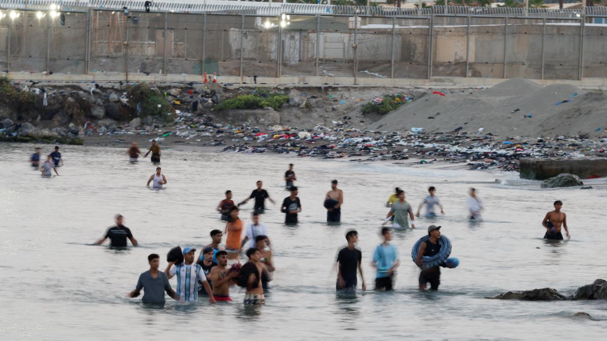 La Policía concluye que gendarmes marroquíes guiaron activamente el salto masivo a Ceuta