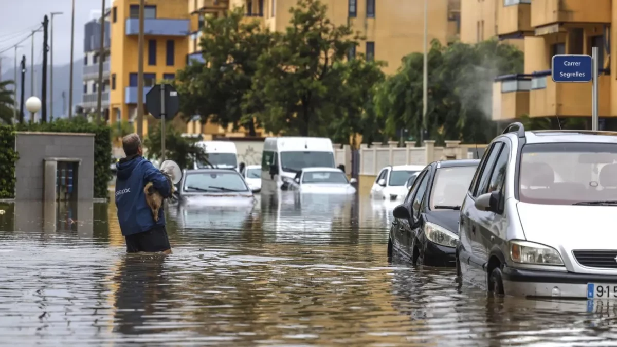 Tres morts i centenars de rescatats per les inundacions que asolen València i Alacant