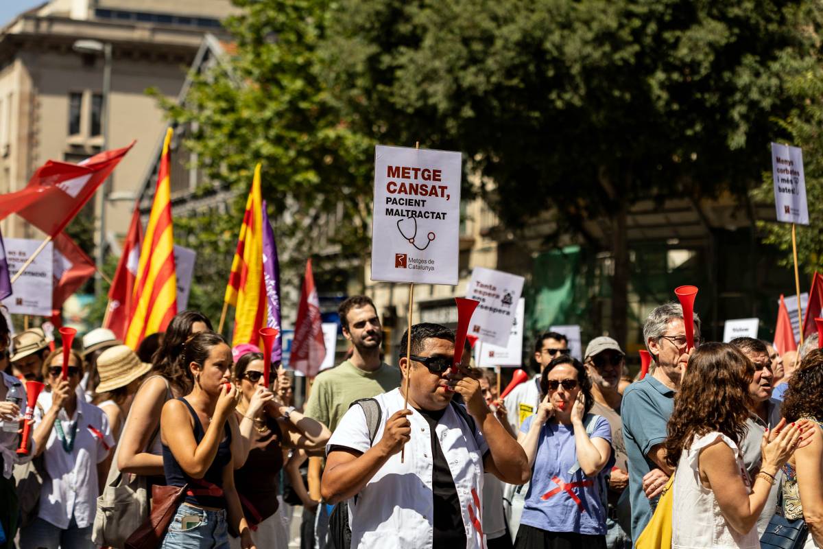 Los médicos catalanes convocan huelga indefinida y exigen un convenio propio