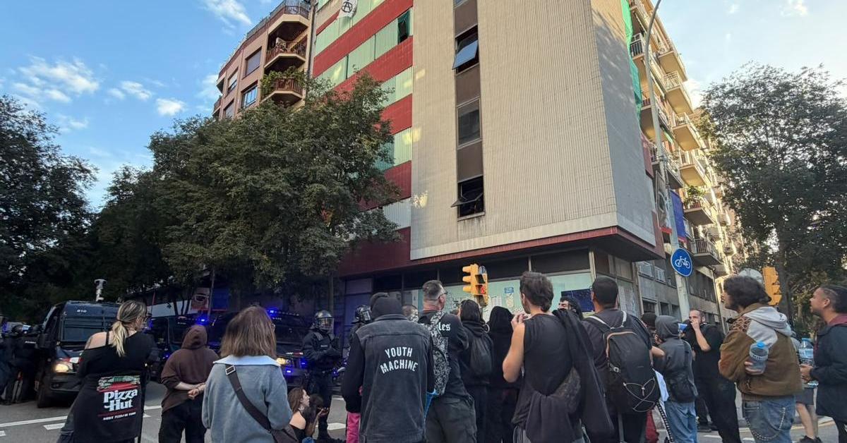 Los Mossos intentan desalojar el bloque de Calàbria ocupado por activistas de vivienda