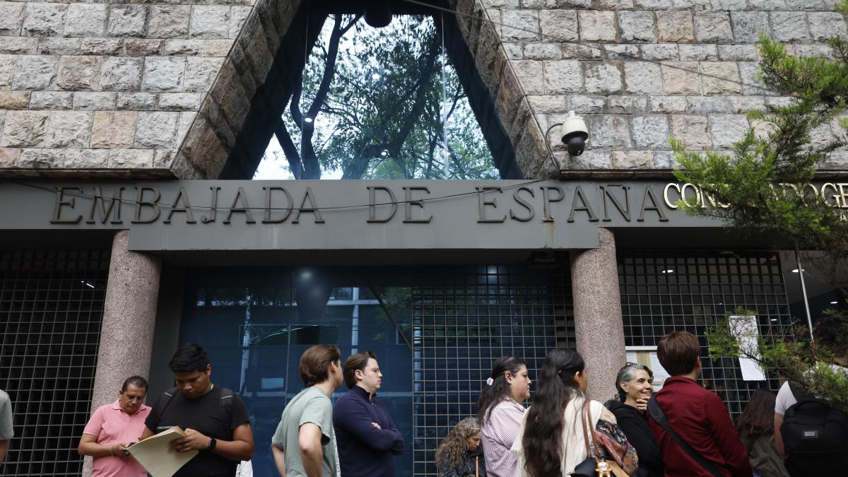 El Supremo da cinco días al Gobierno para identificar a los 163.000 nacionalizados por la ley de nietos