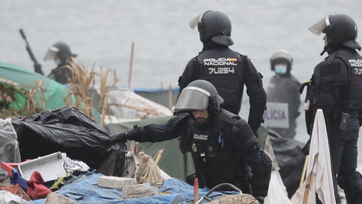 La Policía Nacional desaloja el mayor asentamiento de migrantes en Ceuta