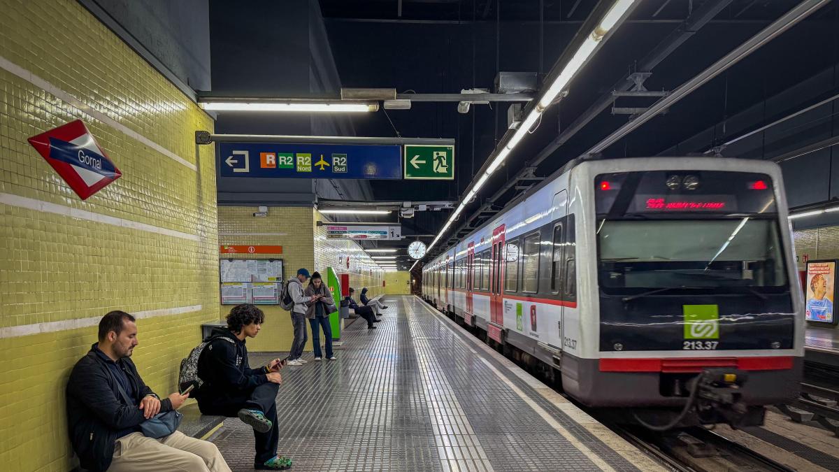 Piedras de las vías de Adif caen sobre un tren de FGC en el túnel de Gornal