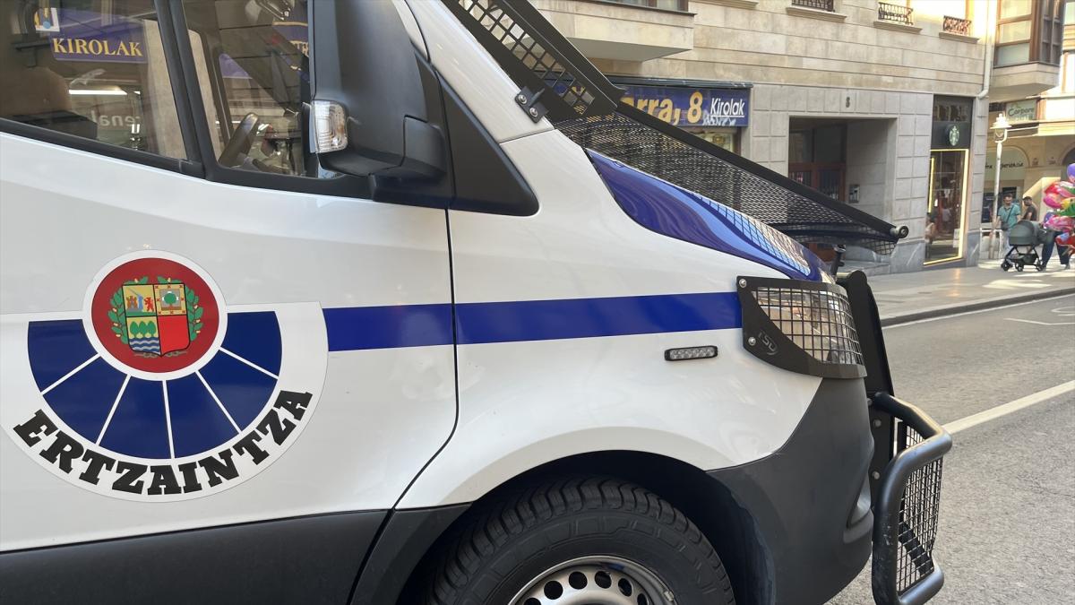 La Ertzaintza detiene a dos personas en Irún por terrorismo tras hallar datos sobre armas