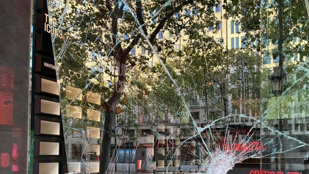 Guardes de seguretat van blindar el Zara del Passeig de Gràcia des de les 7 h davant els saquejos