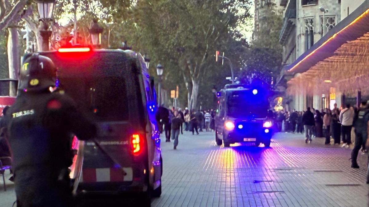 Disturbios en Plaça Catalunya: jóvenes encapuchados atacan marquesinas y obligan a cerrar comercios