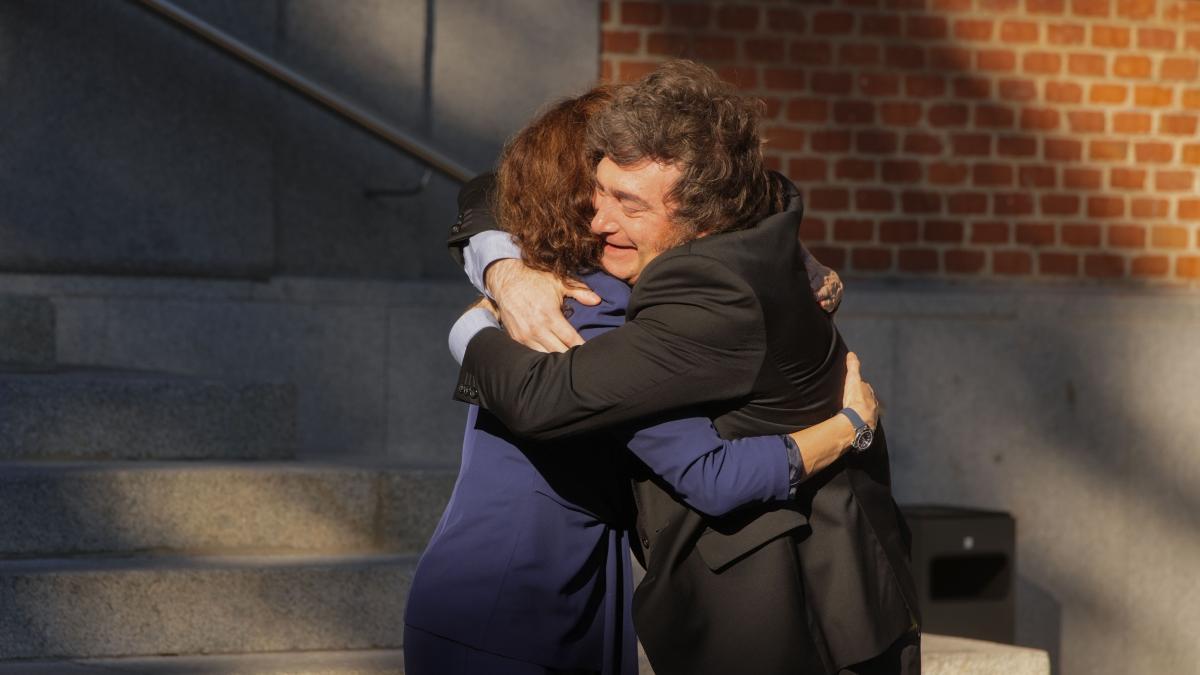 Milei entra en la campanya espanyola i crida a 'treure els socialistes a puntades de peu'