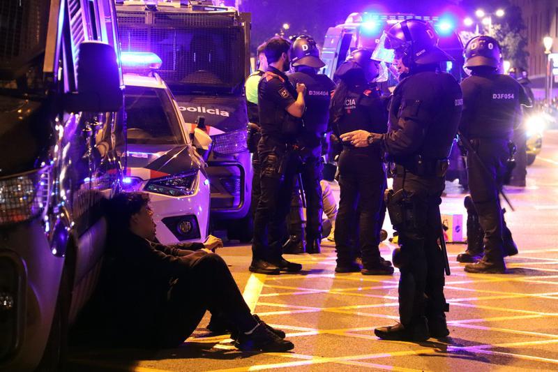 Los Mossos admiten que no anticiparon la violencia de los disturbios y avisan de firmeza el sábado