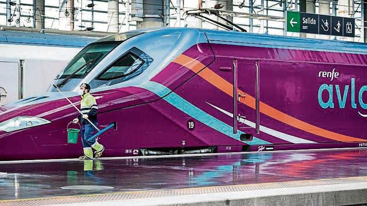La línea Lleida-Barcelona pierde 400 plazas diarias tras el cambio de trenes de Renfe