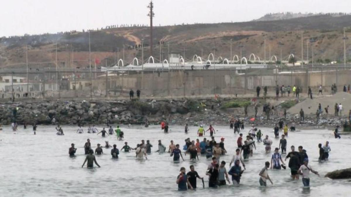 La Audiencia Nacional pregunta a Defensa si hubo buques marroquíes en aguas de Ceuta durante el salto masivo