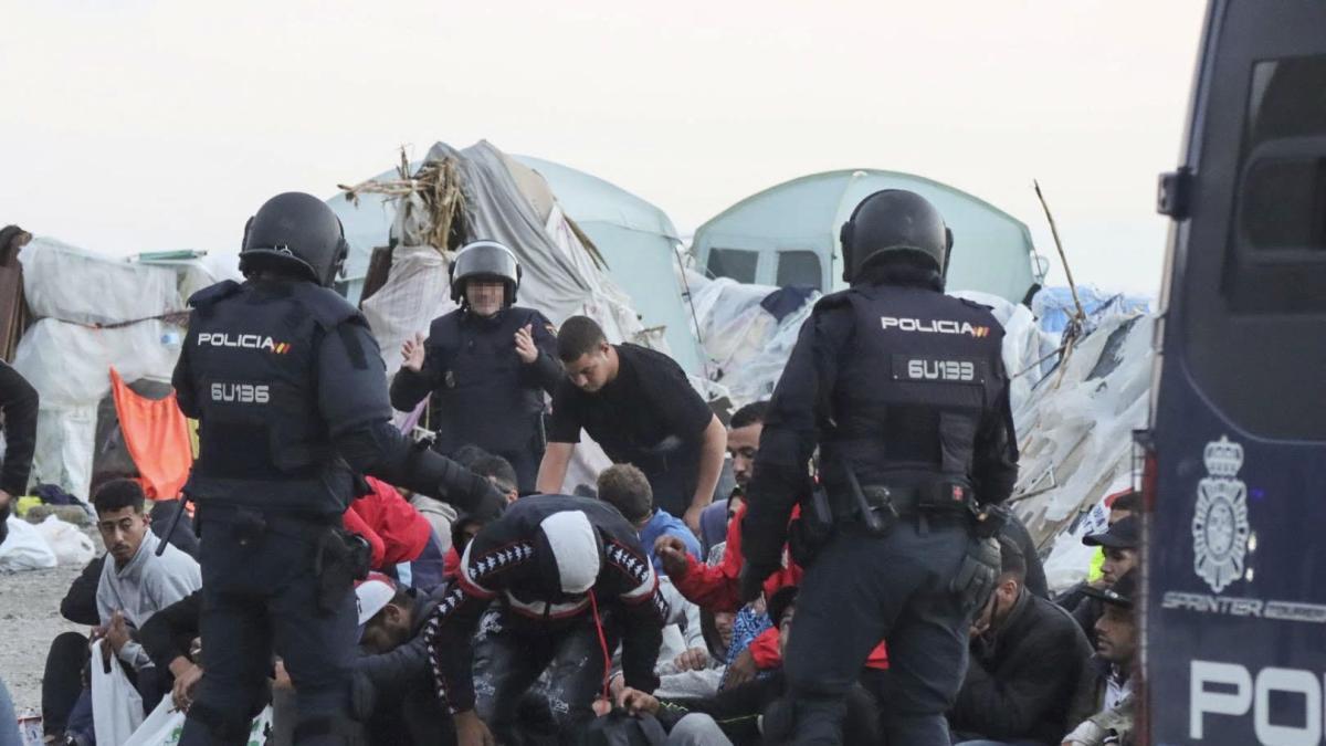 La Policía Nacional desaloja el mayor asentamiento migrante que quedaba en Ceuta